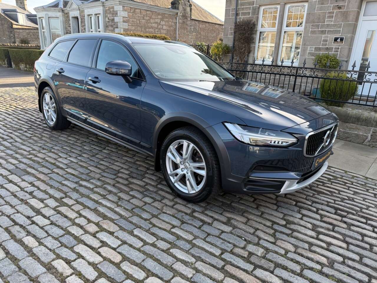 A 2017 VOLVO V90 CROSS COUNTRY 2.0 D5 PowerPulse Pro Estate 5dr Diesel Auto AWD Euro 6 (s/s) (235 ps) A 2017 VOLVO V90 CROSS COUNTRY 2.0 D5 PowerPulse Pro Estate 5dr Diesel Auto AWD Euro 6 (s/s) (235 ps)