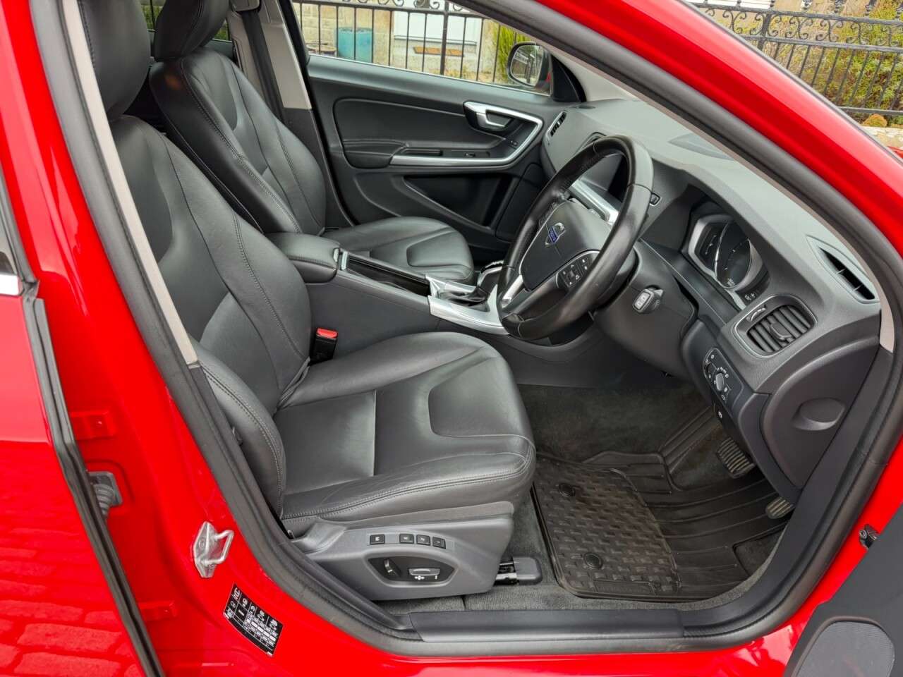 A 2018 VOLVO V60 2.0 D4 SE Lux Nav Estate 5dr Diesel Auto Euro 6 (s/s) (190 ps) A 2018 VOLVO V60 2.0 D4 SE Lux Nav Estate 5dr Diesel Auto Euro 6 (s/s) (190 ps)