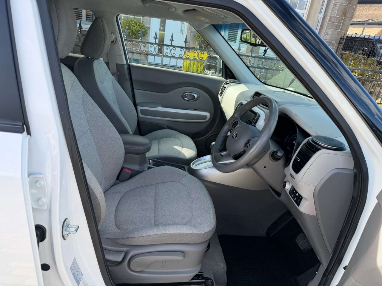 A 2018 KIA SOUL 30kWh EV SUV 5dr Electric Auto (109 bhp) A 2018 KIA SOUL 30kWh EV SUV 5dr Electric Auto (109 bhp)