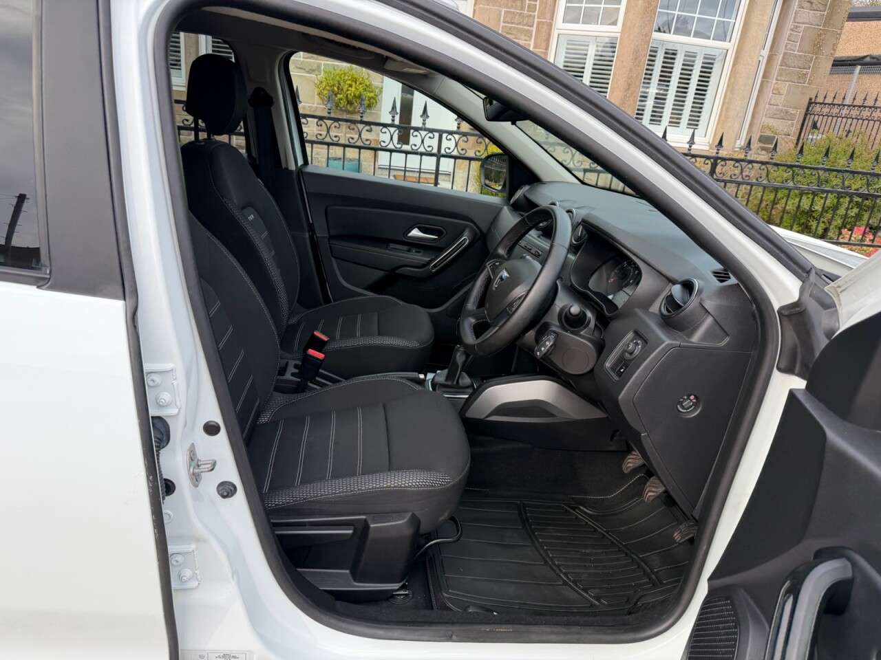 A 2019 DACIA DUSTER 1.6 SCe Prestige SUV 5dr Petrol Manual Euro 6 (s/s) (115 ps) A 2019 DACIA DUSTER 1.6 SCe Prestige SUV 5dr Petrol Manual Euro 6 (s/s) (115 ps)