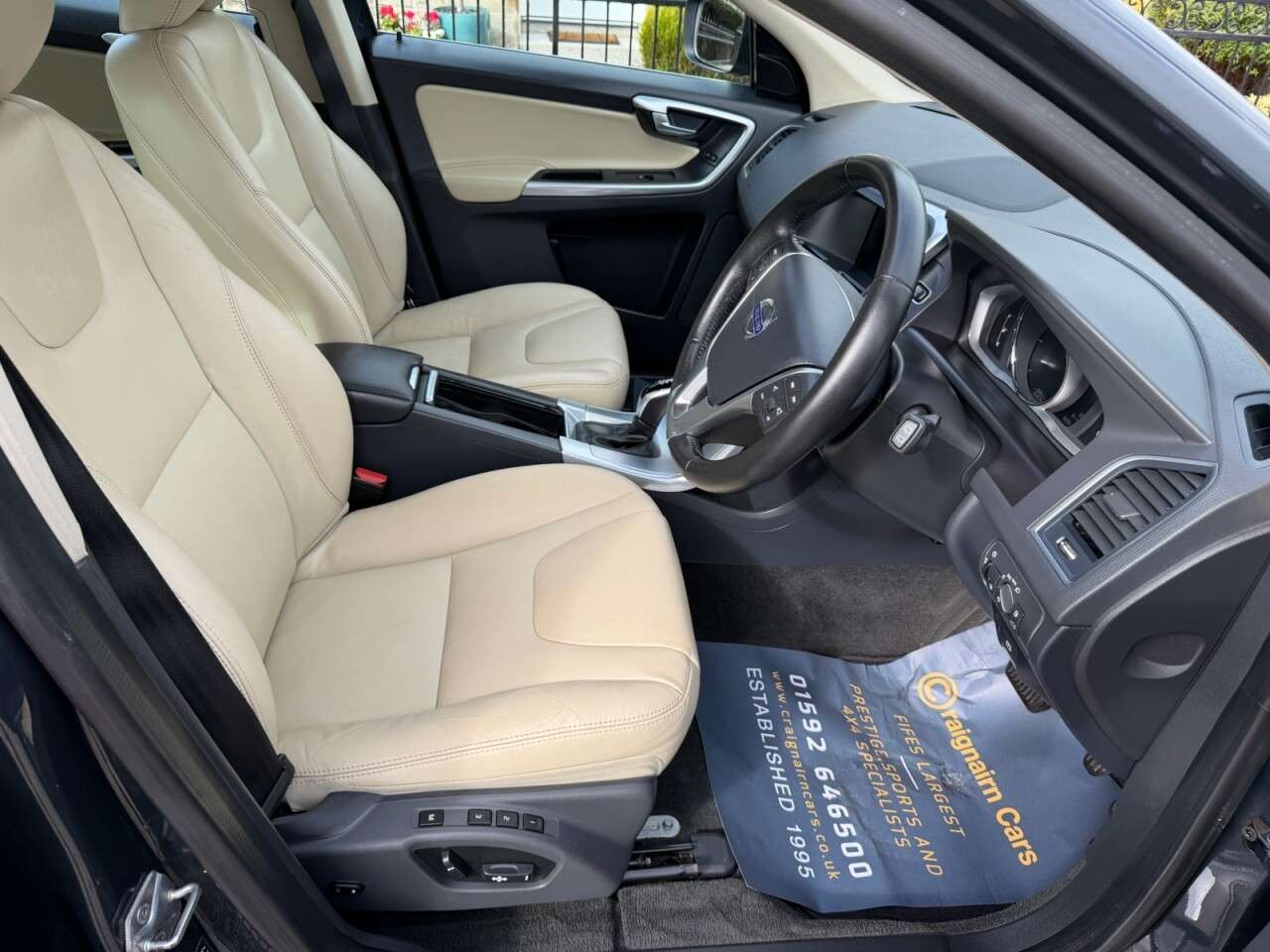 A 2017 VOLVO XC60 2.4 D4 SE Lux Nav SUV 5dr Diesel Auto AWD Euro 6 (s/s) (190 ps) A 2017 VOLVO XC60 2.4 D4 SE Lux Nav SUV 5dr Diesel Auto AWD Euro 6 (s/s) (190 ps)