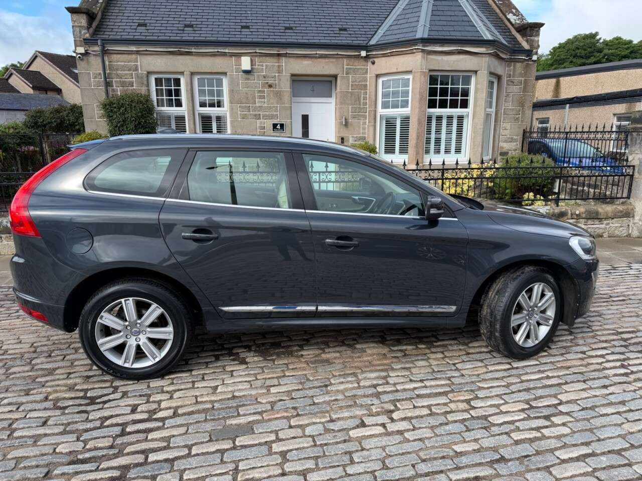 A 2017 VOLVO XC60 2.4 D4 SE Lux Nav SUV 5dr Diesel Auto AWD Euro 6 (s/s) (190 ps) A 2017 VOLVO XC60 2.4 D4 SE Lux Nav SUV 5dr Diesel Auto AWD Euro 6 (s/s) (190 ps)