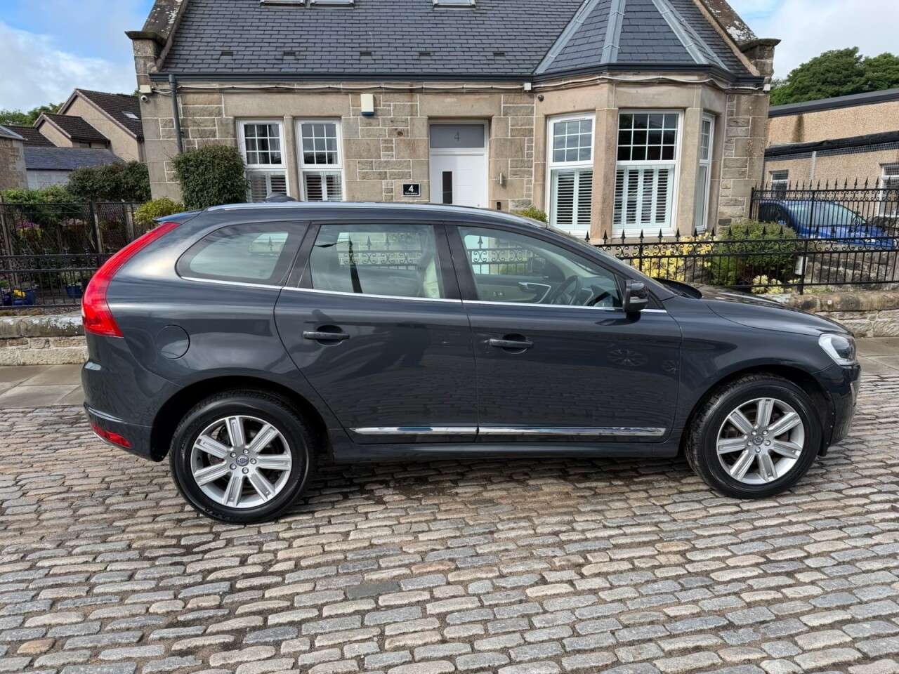 2017 VOLVO XC60 2017 VOLVO XC60