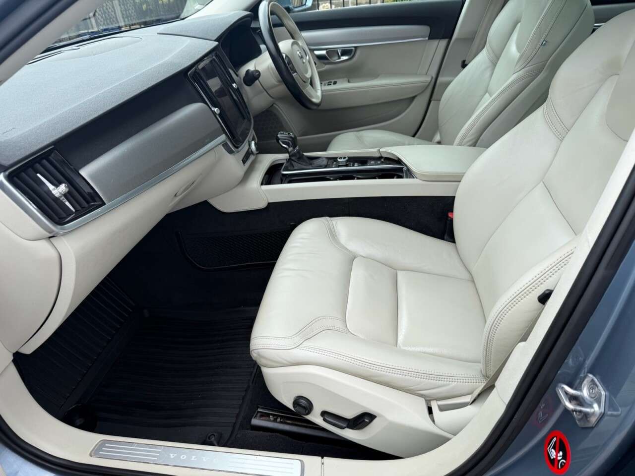 2017 VOLVO V90 2017 VOLVO V90