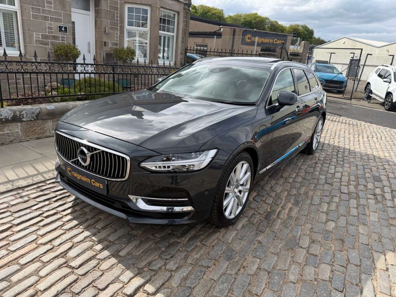 A 2018 VOLVO V90 2.0h T8 Twin Engine 10.4kWh Inscription Pro Estate 5dr Petrol Plug-in Hybri A 2018 VOLVO V90 2.0h T8 Twin Engine 10.4kWh Inscription Pro Estate 5dr Petrol Plug-in Hybri