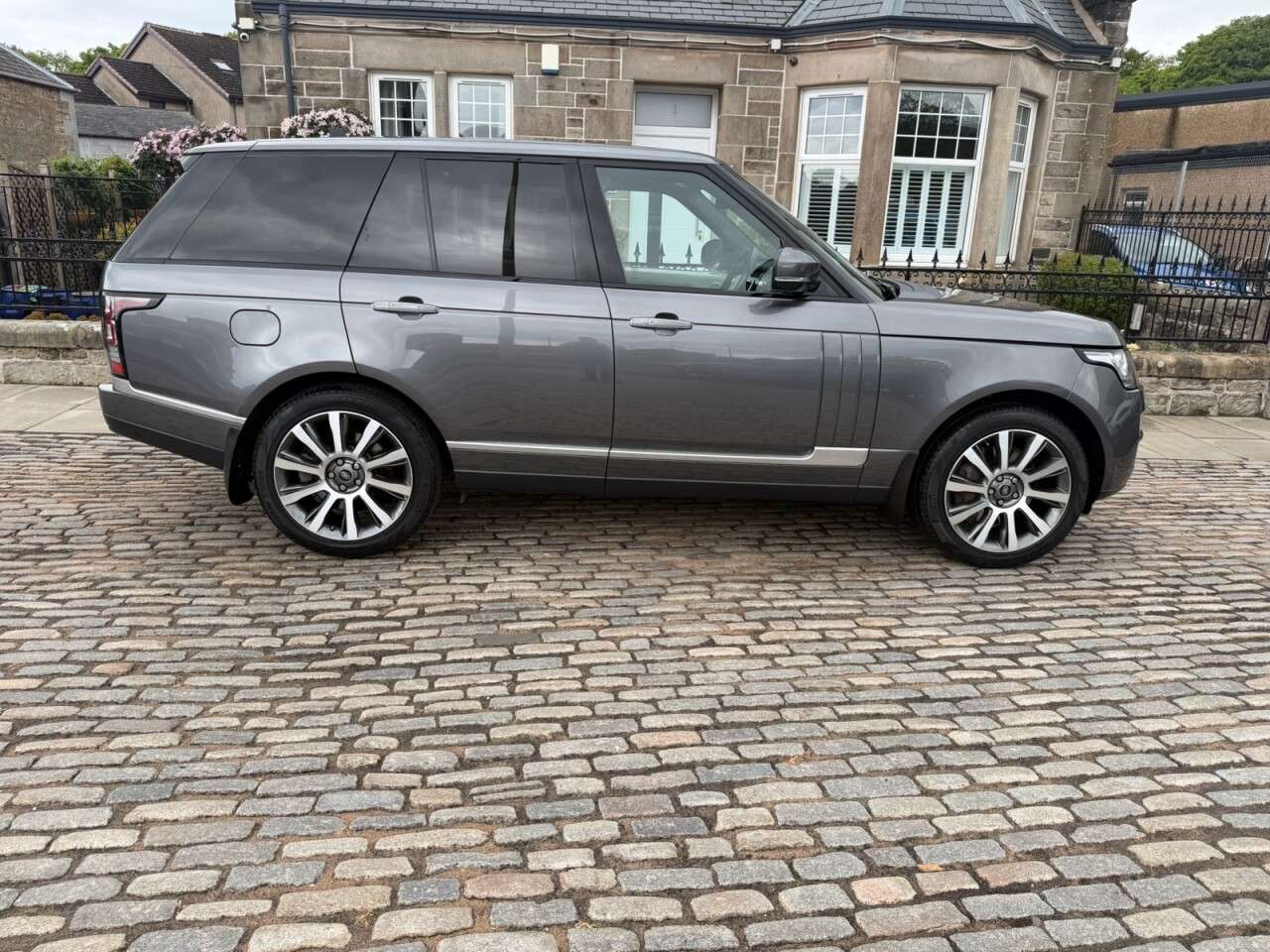 A 2014 LAND ROVER RANGE ROVER 4.4 SD V8 Autobiography SUV 5dr Diesel Auto 4WD Euro 5 (339 ps) A 2014 LAND ROVER RANGE ROVER 4.4 SD V8 Autobiography SUV 5dr Diesel Auto 4WD Euro 5 (339 ps)