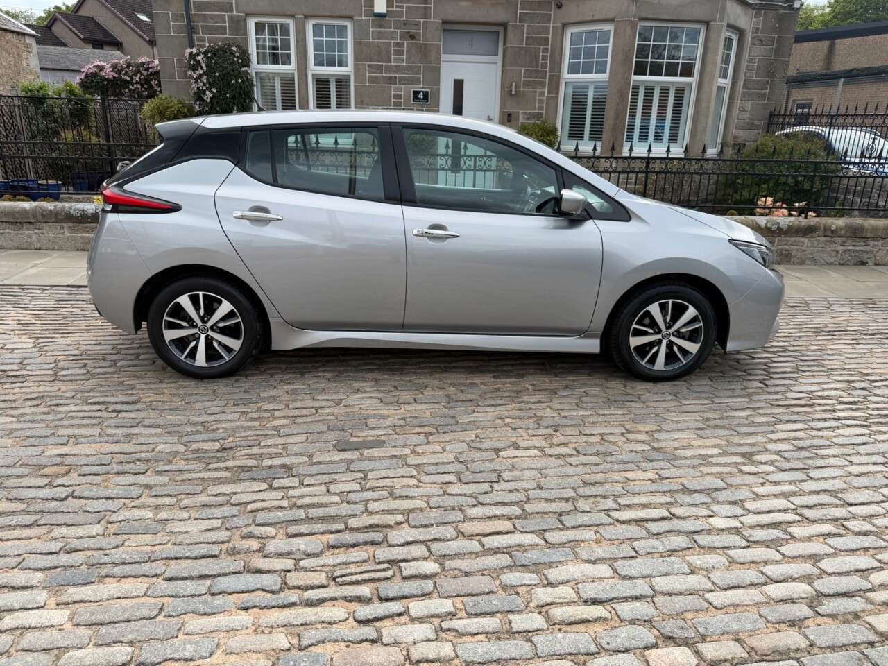 A 2022 NISSAN LEAF 40kWh Acenta Hatchback 5dr Electric Auto (150 ps) A 2022 NISSAN LEAF 40kWh Acenta Hatchback 5dr Electric Auto (150 ps)