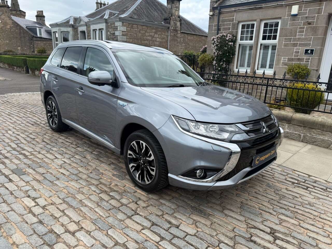 A 2017 MITSUBISHI OUTLANDER 2.0h 12kWh 4h SUV 5dr Petrol Plug-in Hybrid CVT 4WD Euro 6 (s/s) (200 ps) A 2017 MITSUBISHI OUTLANDER 2.0h 12kWh 4h SUV 5dr Petrol Plug-in Hybrid CVT 4WD Euro 6 (s/s) (200 ps)