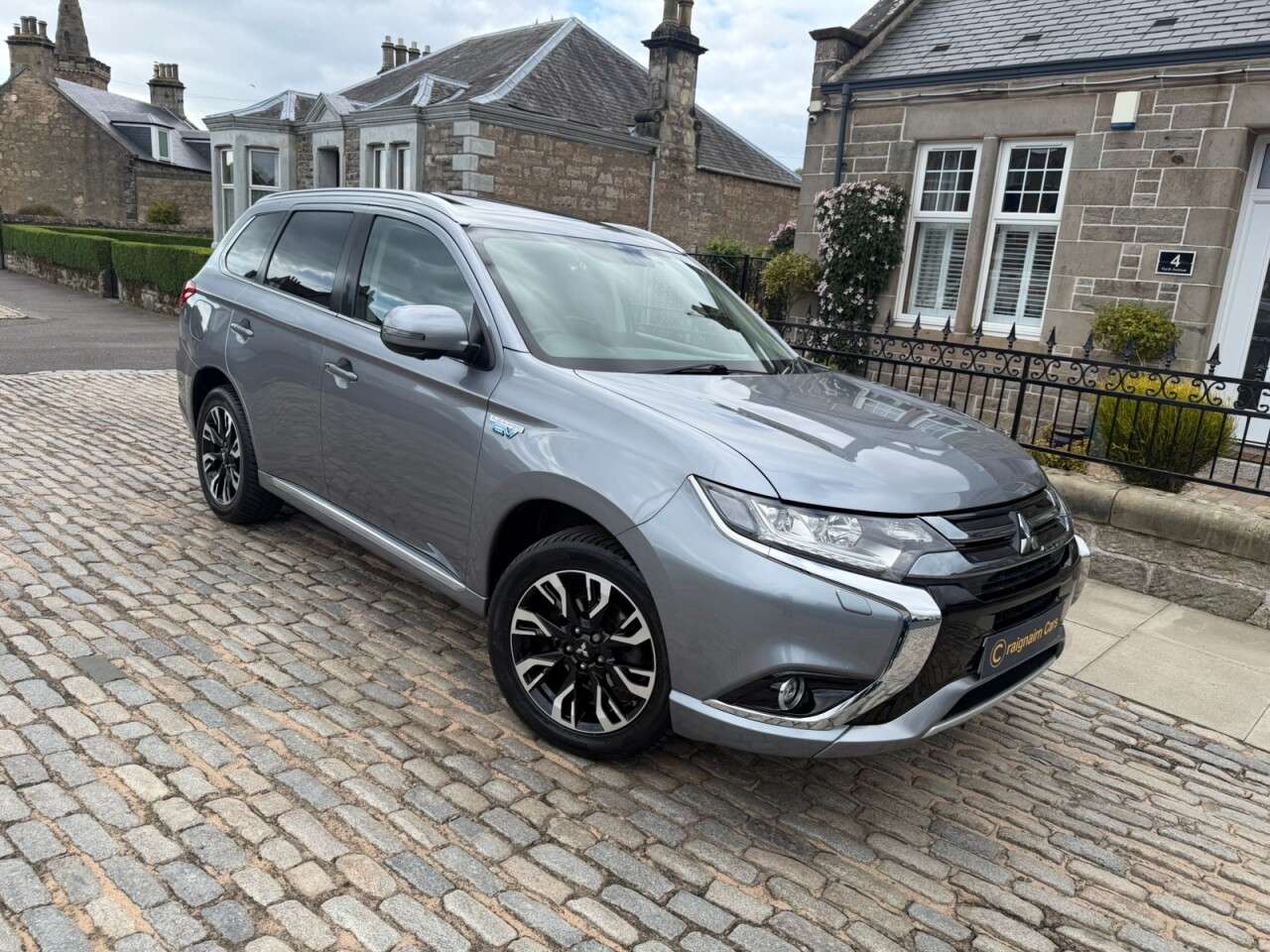 A 2017 MITSUBISHI OUTLANDER 2.0h 12kWh 4h SUV 5dr Petrol Plug-in Hybrid CVT 4WD Euro 6 (s/s) (200 ps) A 2017 MITSUBISHI OUTLANDER 2.0h 12kWh 4h SUV 5dr Petrol Plug-in Hybrid CVT 4WD Euro 6 (s/s) (200 ps)