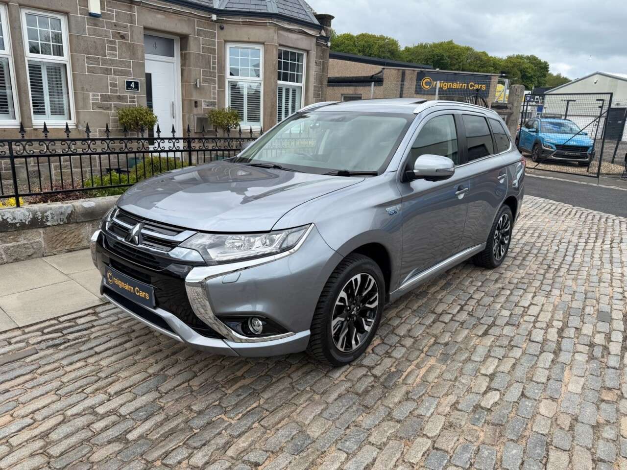 A 2017 MITSUBISHI OUTLANDER 2.0h 12kWh 4h SUV 5dr Petrol Plug-in Hybrid CVT 4WD Euro 6 (s/s) (200 ps) A 2017 MITSUBISHI OUTLANDER 2.0h 12kWh 4h SUV 5dr Petrol Plug-in Hybrid CVT 4WD Euro 6 (s/s) (200 ps)