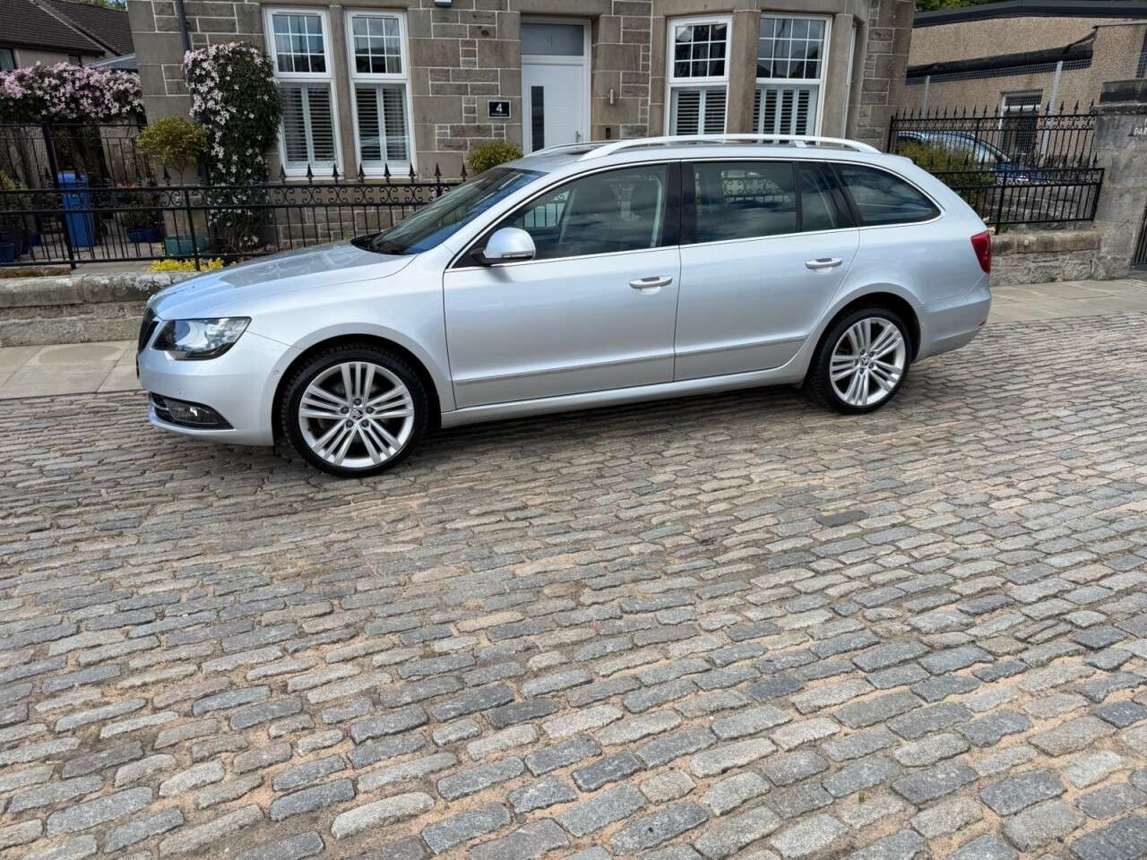 A 2014 SKODA SUPERB 2.0 TDI Elegance Estate 5dr Diesel Manual Euro 5 (s/s) (170 ps) A 2014 SKODA SUPERB 2.0 TDI Elegance Estate 5dr Diesel Manual Euro 5 (s/s) (170 ps)