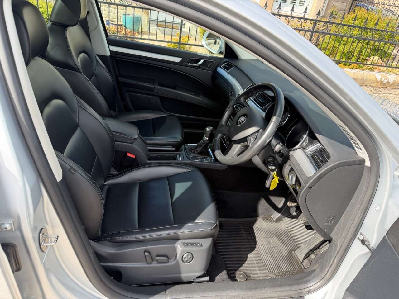 A 2014 SKODA SUPERB 2.0 TDI Elegance Estate 5dr Diesel Manual Euro 5 (s/s) (170 ps) A 2014 SKODA SUPERB 2.0 TDI Elegance Estate 5dr Diesel Manual Euro 5 (s/s) (170 ps)