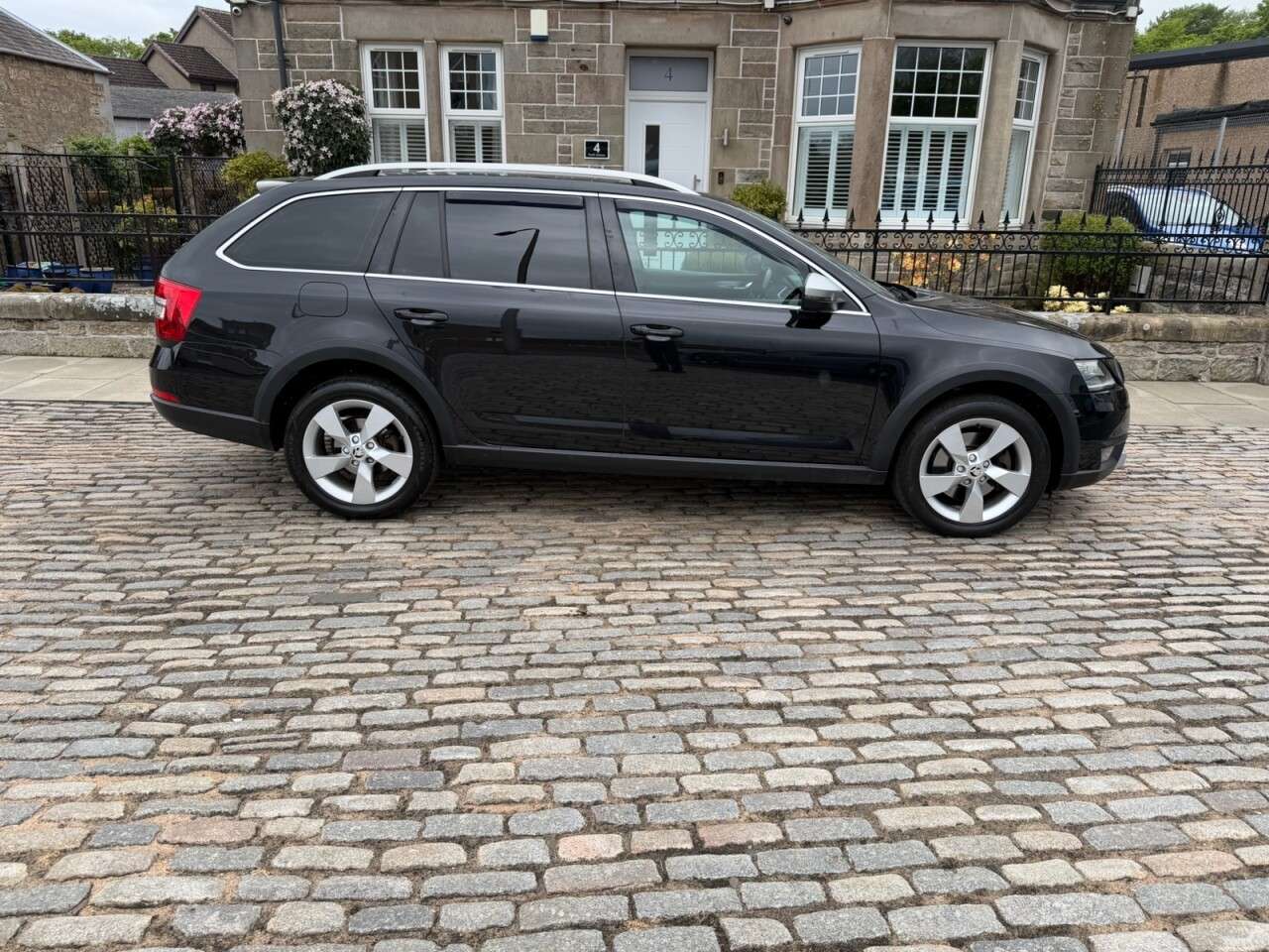 A 2017 SKODA OCTAVIA 2.0 TDI Scout Estate 5dr Diesel DSG 4WD Euro 6 (s/s) (184 ps) A 2017 SKODA OCTAVIA 2.0 TDI Scout Estate 5dr Diesel DSG 4WD Euro 6 (s/s) (184 ps)