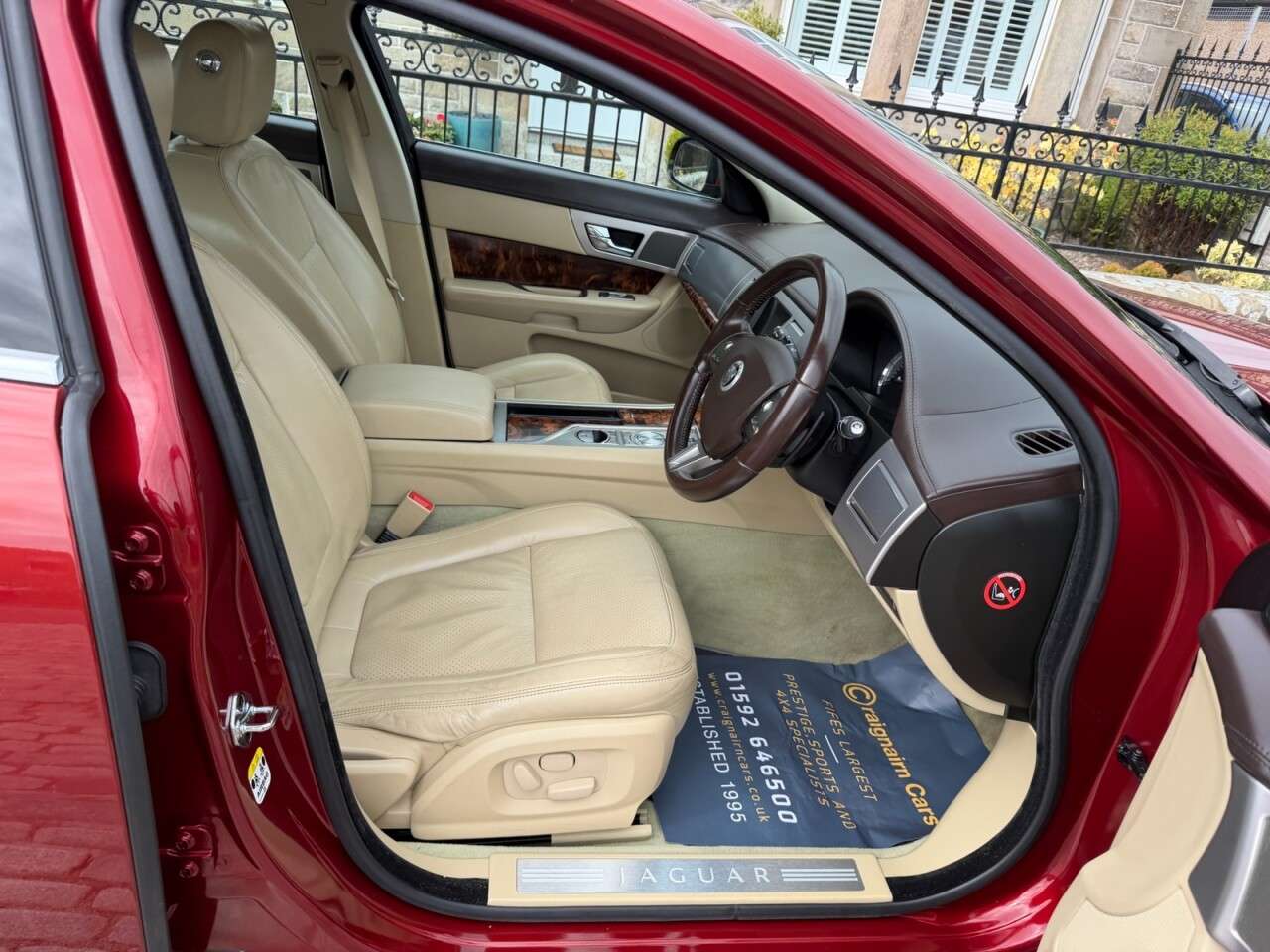 A 2010 JAGUAR XF 3.0d V6 Premium Luxury Saloon 4dr Diesel Auto Euro 5 (240 ps) A 2010 JAGUAR XF 3.0d V6 Premium Luxury Saloon 4dr Diesel Auto Euro 5 (240 ps)