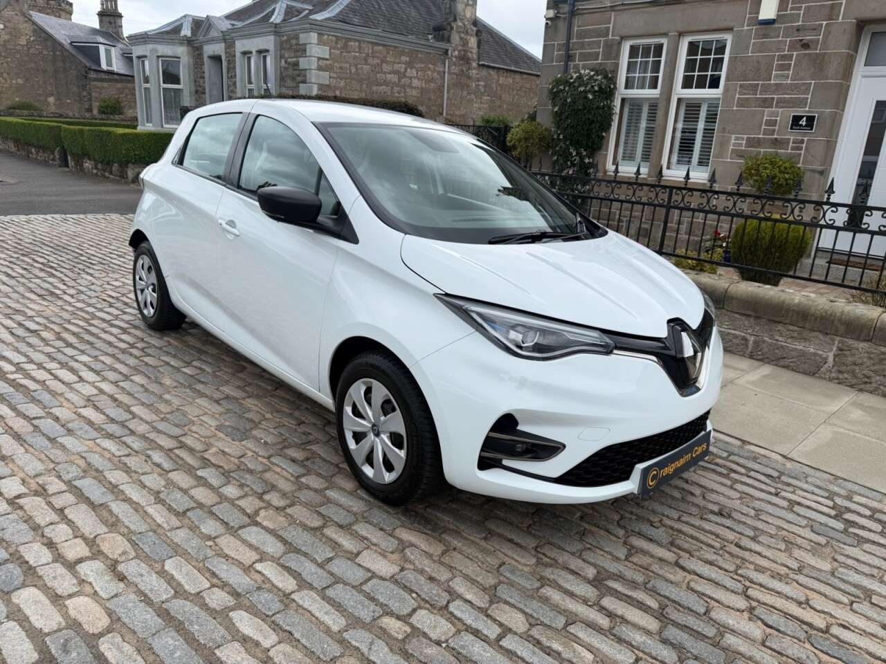 A 2020 RENAULT ZOE R110 52kWh Play Hatchback 5dr Electric Auto (i) (107 bhp) A 2020 RENAULT ZOE R110 52kWh Play Hatchback 5dr Electric Auto (i) (107 bhp)