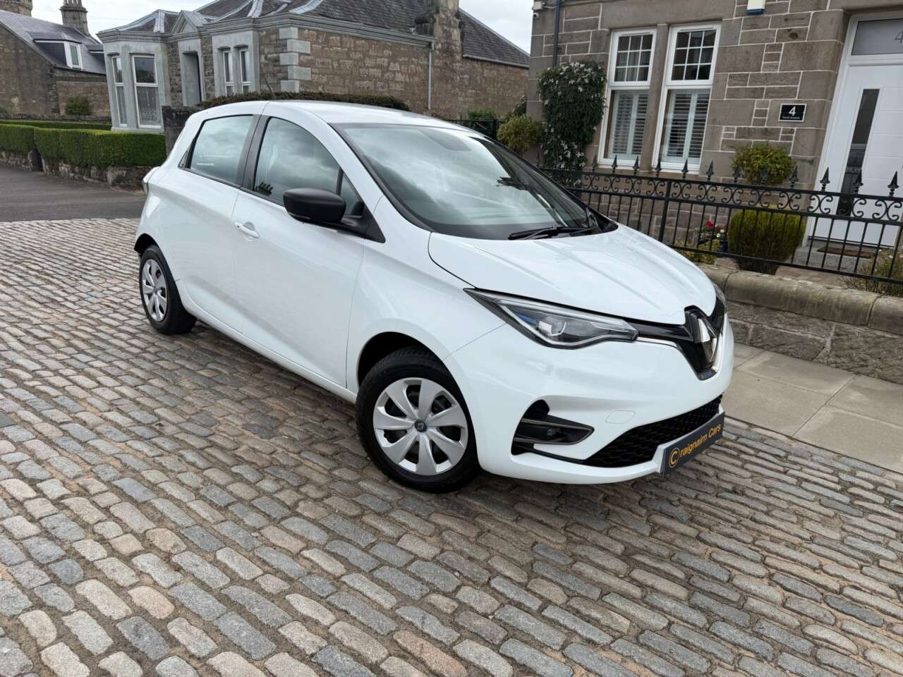 A 2020 RENAULT ZOE R110 52kWh Play Hatchback 5dr Electric Auto (i) (107 bhp) A 2020 RENAULT ZOE R110 52kWh Play Hatchback 5dr Electric Auto (i) (107 bhp)