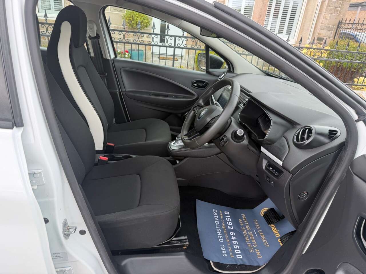 A 2020 RENAULT ZOE R110 52kWh Play Hatchback 5dr Electric Auto (i) (107 bhp) A 2020 RENAULT ZOE R110 52kWh Play Hatchback 5dr Electric Auto (i) (107 bhp)