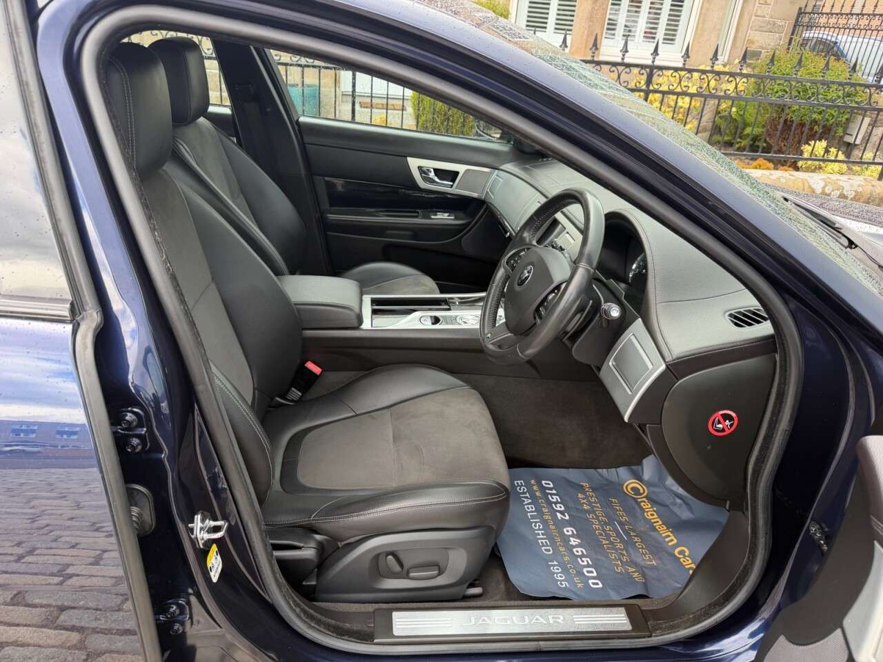 A 2014 JAGUAR XF 2.2d R-Sport Saloon 4dr Diesel Auto Euro 5 (s/s) (200 ps) A 2014 JAGUAR XF 2.2d R-Sport Saloon 4dr Diesel Auto Euro 5 (s/s) (200 ps)