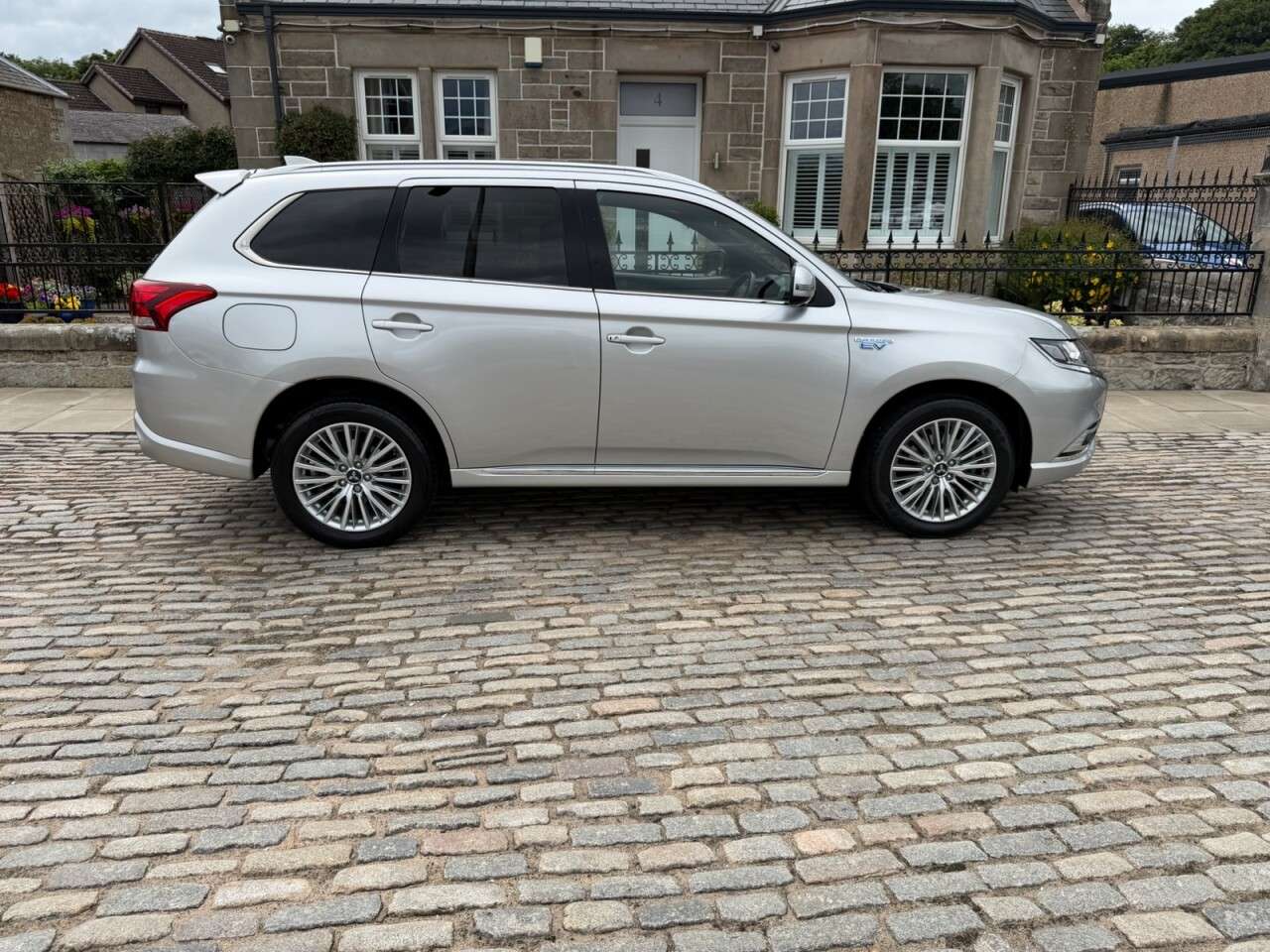 A 2019 MITSUBISHI OUTLANDER 2.4h TwinMotor 13.8kWh 4h SUV 5dr Petrol Plug-in Hybrid CVT 4WD Euro 6 (s/s A 2019 MITSUBISHI OUTLANDER 2.4h TwinMotor 13.8kWh 4h SUV 5dr Petrol Plug-in Hybrid CVT 4WD Euro 6 (s/s