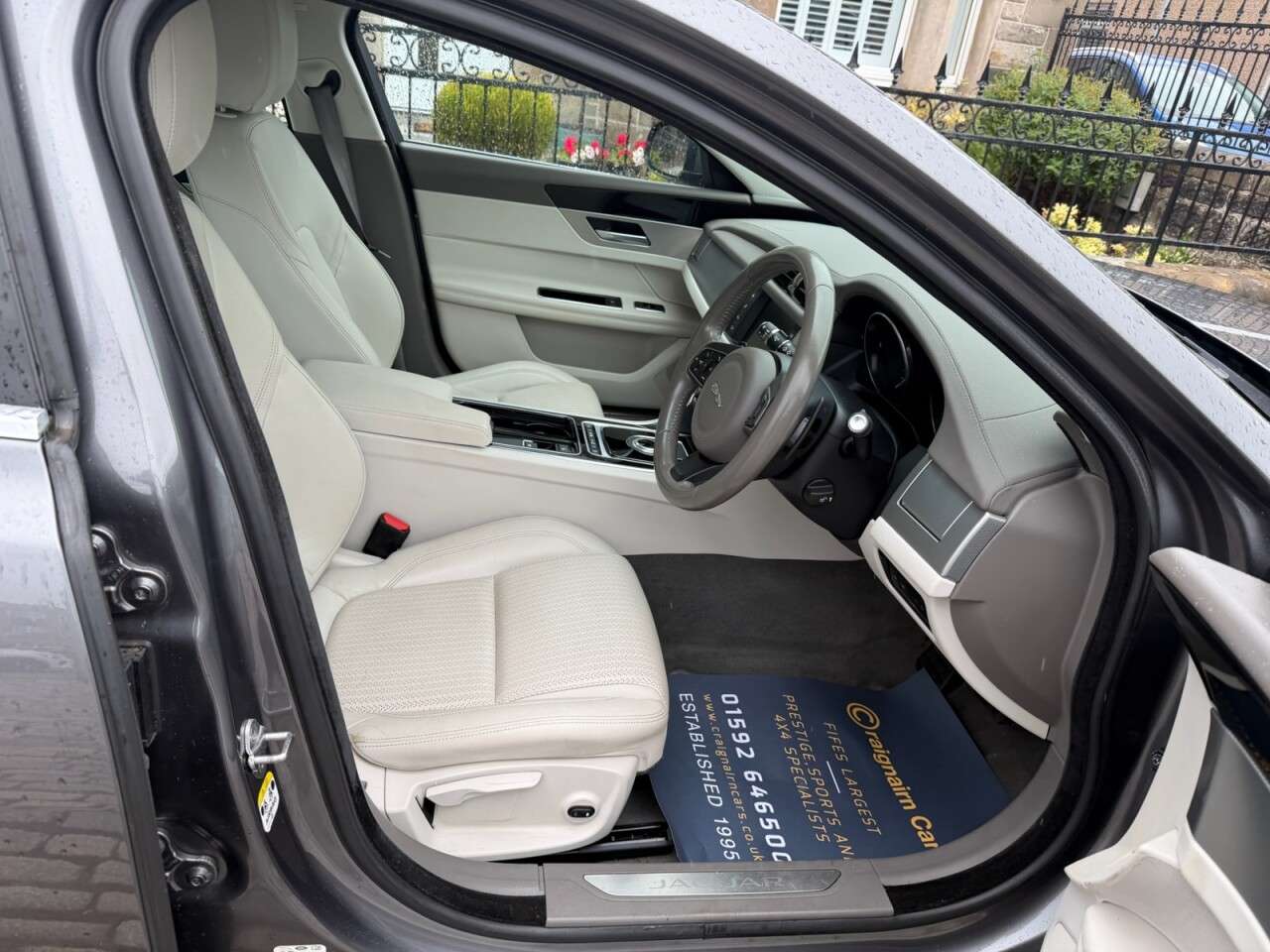 A 2016 JAGUAR XF 2.0d Prestige Saloon 4dr Diesel Auto Euro 6 (s/s) (163 ps) A 2016 JAGUAR XF 2.0d Prestige Saloon 4dr Diesel Auto Euro 6 (s/s) (163 ps)