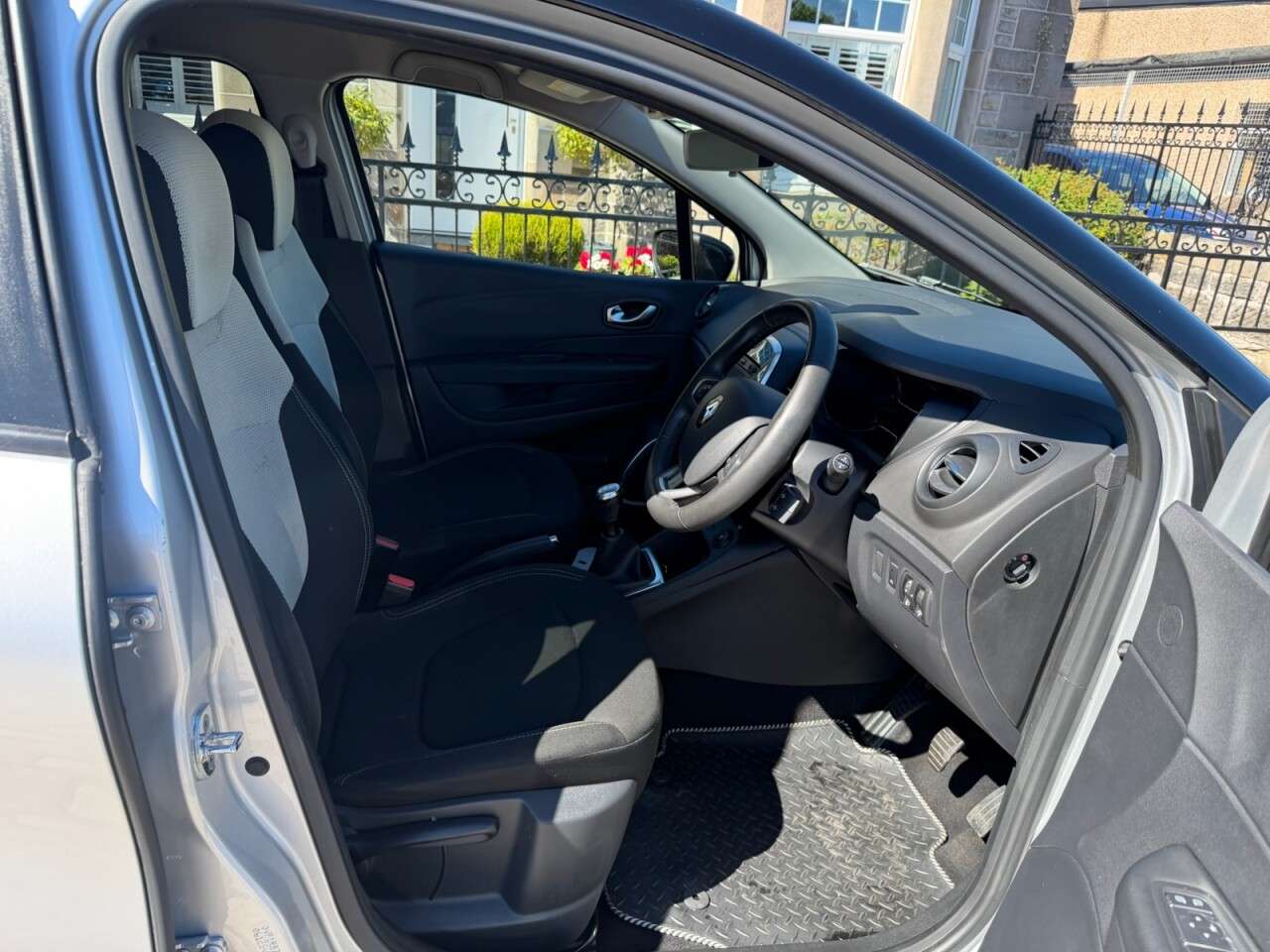 A 2018 RENAULT CAPTUR 0.9 TCe ENERGY Iconic SUV 5dr Petrol Manual Euro 6 (s/s) (90 ps) A 2018 RENAULT CAPTUR 0.9 TCe ENERGY Iconic SUV 5dr Petrol Manual Euro 6 (s/s) (90 ps)