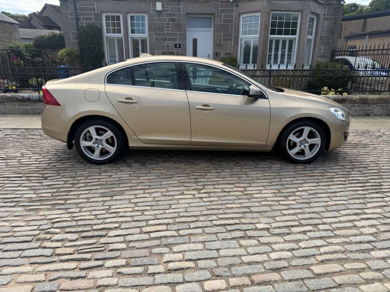 A 2010 VOLVO S60 2.0 D3 SE Saloon 4dr Diesel Geartronic Euro 5 (163 ps) A 2010 VOLVO S60 2.0 D3 SE Saloon 4dr Diesel Geartronic Euro 5 (163 ps)