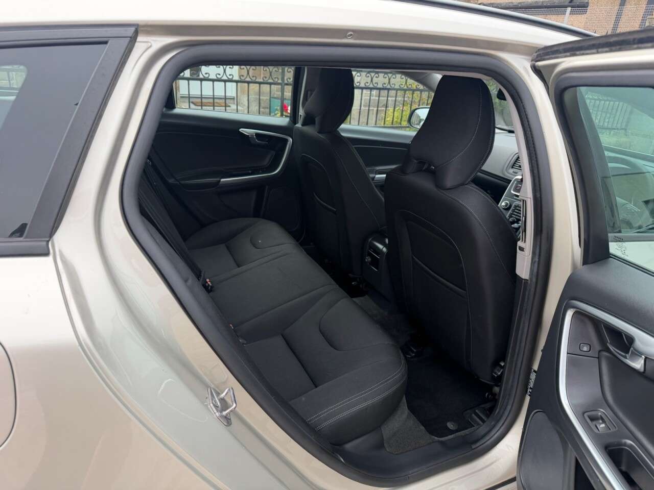2016 VOLVO V60 2016 VOLVO V60