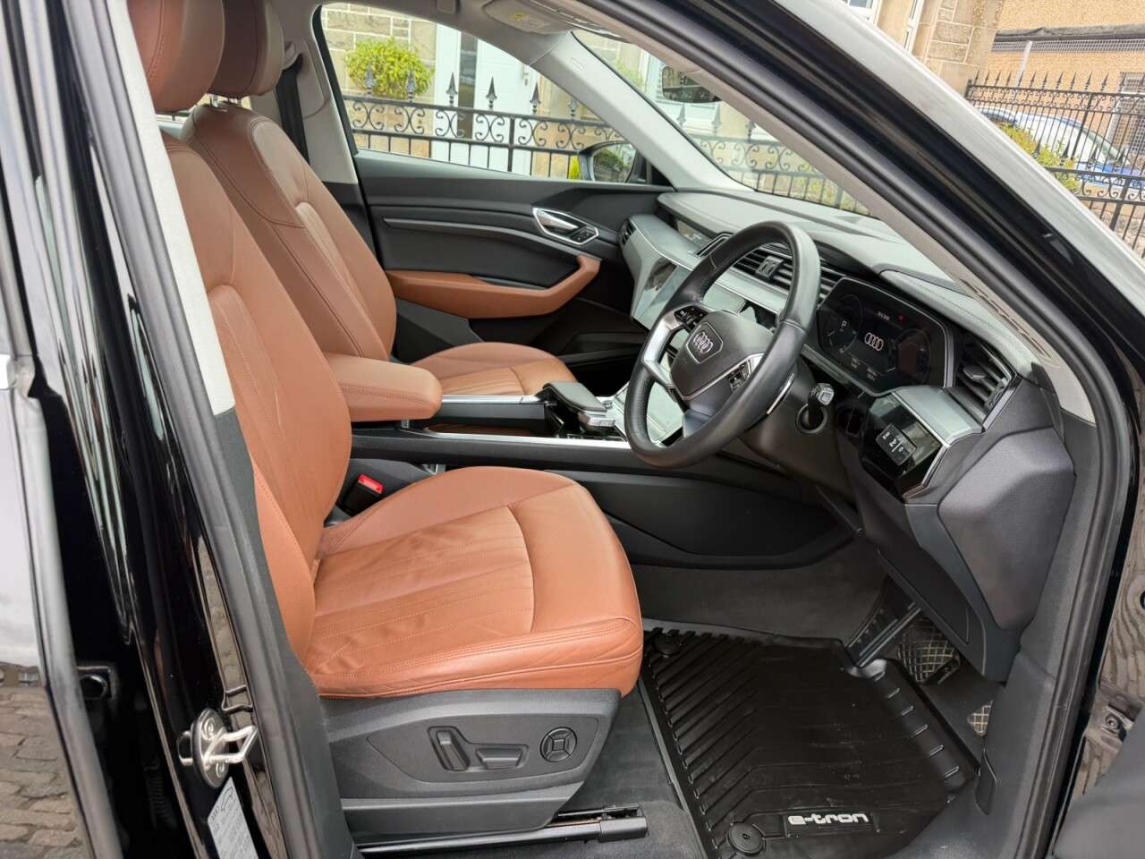 A 2020 AUDI E-TRON 55 SUV 5dr Electric Auto quattro 95kWh (408 ps) A 2020 AUDI E-TRON 55 SUV 5dr Electric Auto quattro 95kWh (408 ps)