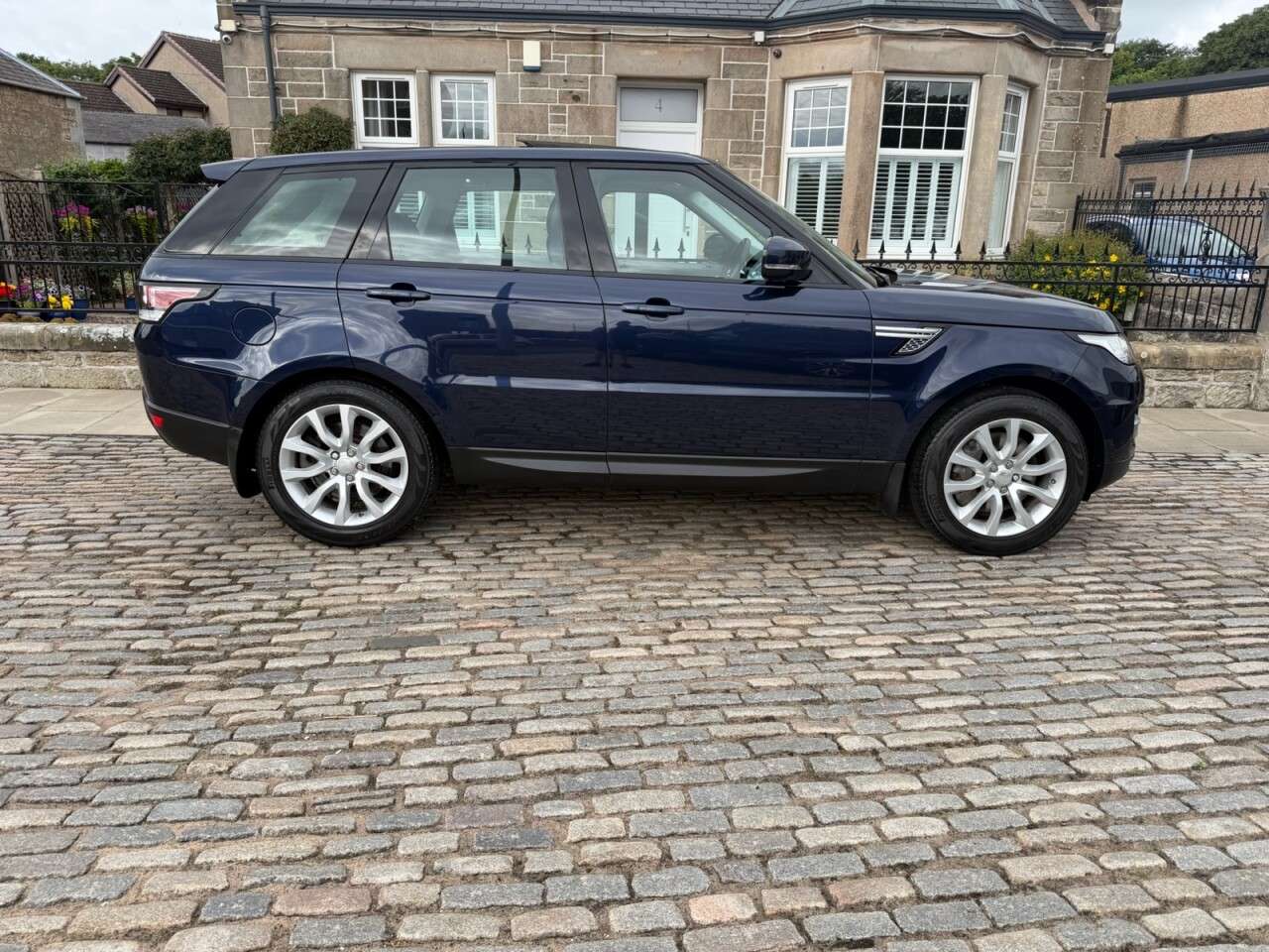 A 2014 LAND ROVER RANGE ROVER SPORT 3.0 SD V6 HSE SUV 5dr Diesel Auto 4WD Euro 5 (s/s) (292 ps) A 2014 LAND ROVER RANGE ROVER SPORT 3.0 SD V6 HSE SUV 5dr Diesel Auto 4WD Euro 5 (s/s) (292 ps)