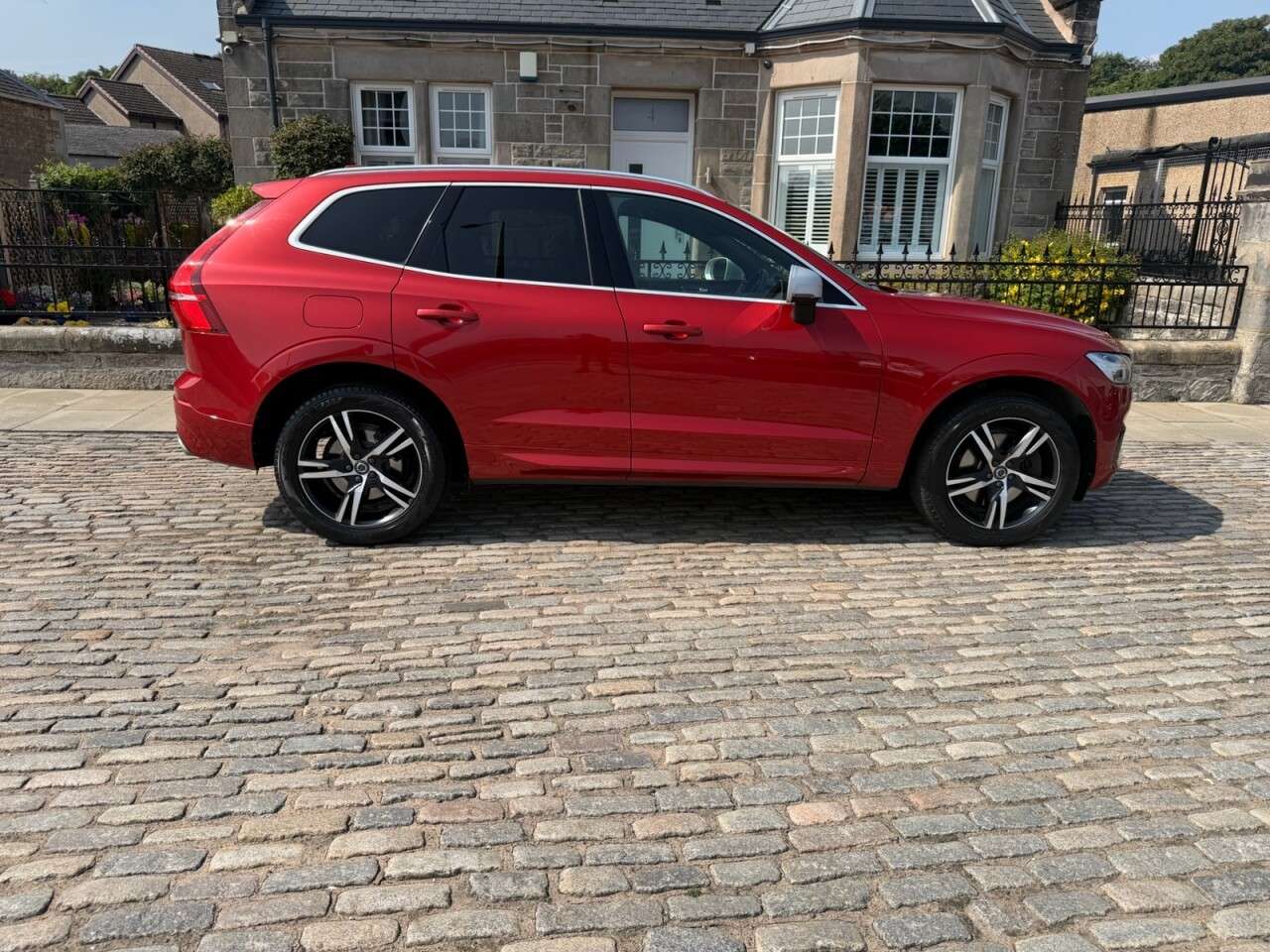A 2017 VOLVO XC60 2.0 D5 PowerPulse R-Design SUV 5dr Diesel Auto AWD Euro 6 (s/s) (235 ps) A 2017 VOLVO XC60 2.0 D5 PowerPulse R-Design SUV 5dr Diesel Auto AWD Euro 6 (s/s) (235 ps)