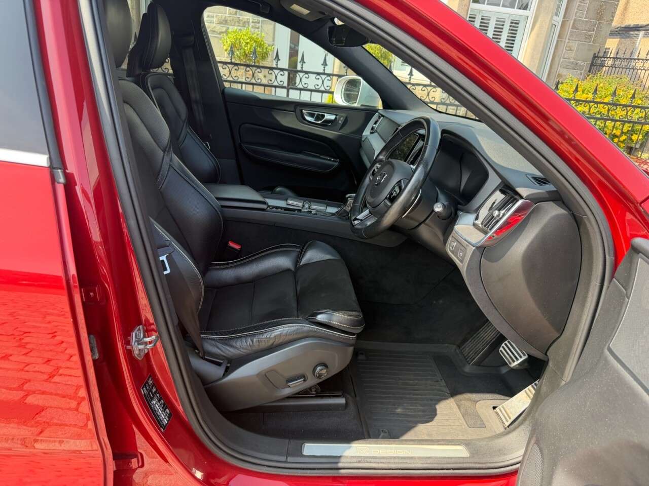 A 2017 VOLVO XC60 2.0 D5 PowerPulse R-Design SUV 5dr Diesel Auto AWD Euro 6 (s/s) (235 ps) A 2017 VOLVO XC60 2.0 D5 PowerPulse R-Design SUV 5dr Diesel Auto AWD Euro 6 (s/s) (235 ps)