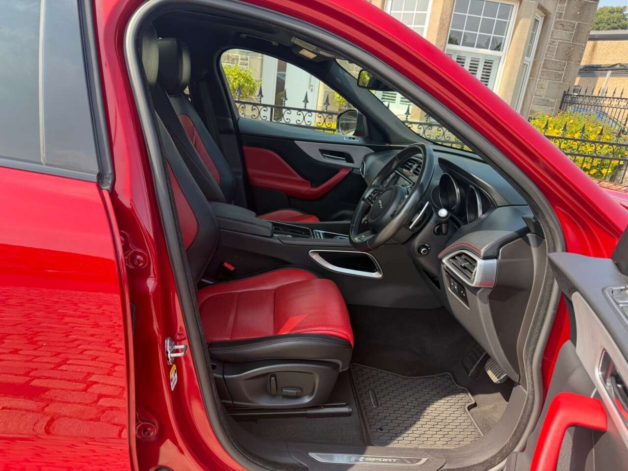 A 2018 JAGUAR F-PACE 2.0 D180 R-Sport SUV 5dr Diesel Auto AWD Euro 6 (s/s) (180 ps) A 2018 JAGUAR F-PACE 2.0 D180 R-Sport SUV 5dr Diesel Auto AWD Euro 6 (s/s) (180 ps)
