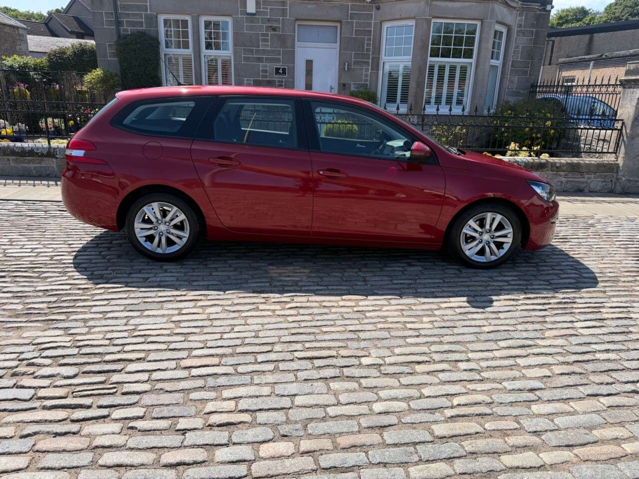A 2015 PEUGEOT 308 SW 1.6 HDi Active Estate 5dr Diesel Manual Euro 5 (92 ps) A 2015 PEUGEOT 308 SW 1.6 HDi Active Estate 5dr Diesel Manual Euro 5 (92 ps)