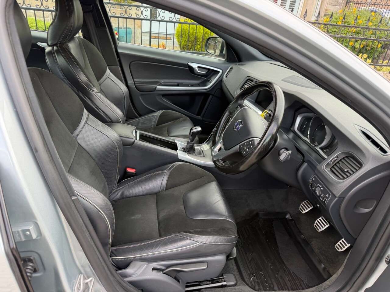 A 2017 VOLVO S60 2.0 D4 R-Design Nav Saloon 4dr Diesel Manual Euro 6 (s/s) (190 ps) A 2017 VOLVO S60 2.0 D4 R-Design Nav Saloon 4dr Diesel Manual Euro 6 (s/s) (190 ps)