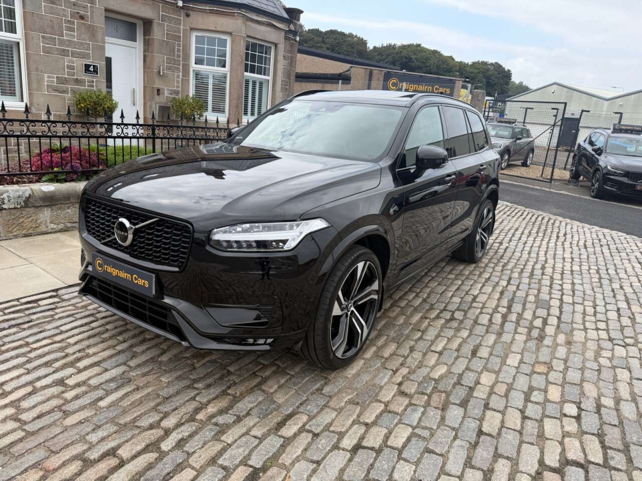 A 2021 VOLVO XC90 2.0 B5 MHEV R-Design SUV 5dr Petrol Hybrid Auto 4WD Euro 6 (s/s) (250 ps) A 2021 VOLVO XC90 2.0 B5 MHEV R-Design SUV 5dr Petrol Hybrid Auto 4WD Euro 6 (s/s) (250 ps)
