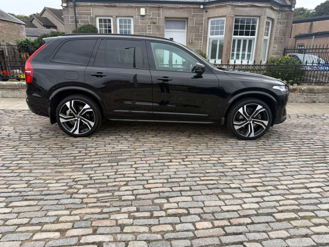 A 2021 VOLVO XC90 2.0 B5 MHEV R-Design SUV 5dr Petrol Hybrid Auto 4WD Euro 6 (s/s) (250 ps) A 2021 VOLVO XC90 2.0 B5 MHEV R-Design SUV 5dr Petrol Hybrid Auto 4WD Euro 6 (s/s) (250 ps)