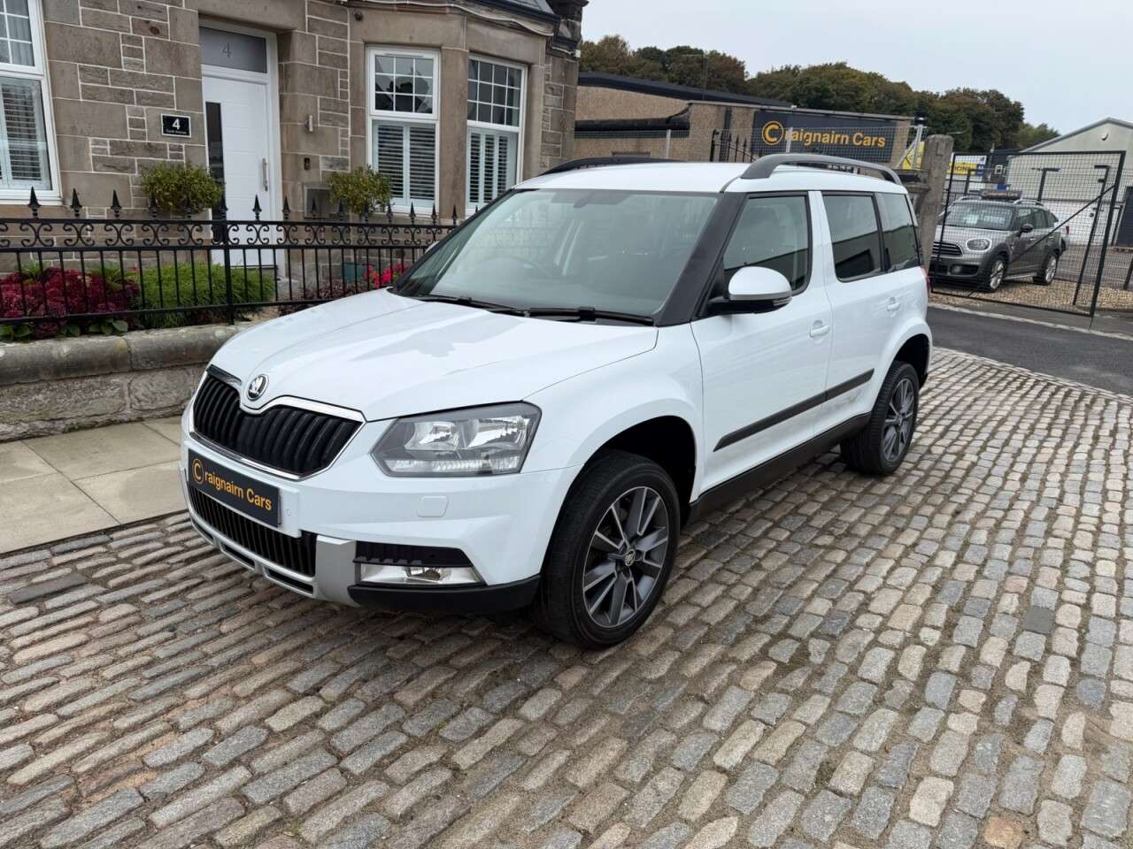 A 2017 SKODA YETI 2.0 TDI SE Drive Outdoor 5dr Diesel Manual 4WD Euro 6 (s/s) (150 ps) A 2017 SKODA YETI 2.0 TDI SE Drive Outdoor 5dr Diesel Manual 4WD Euro 6 (s/s) (150 ps)