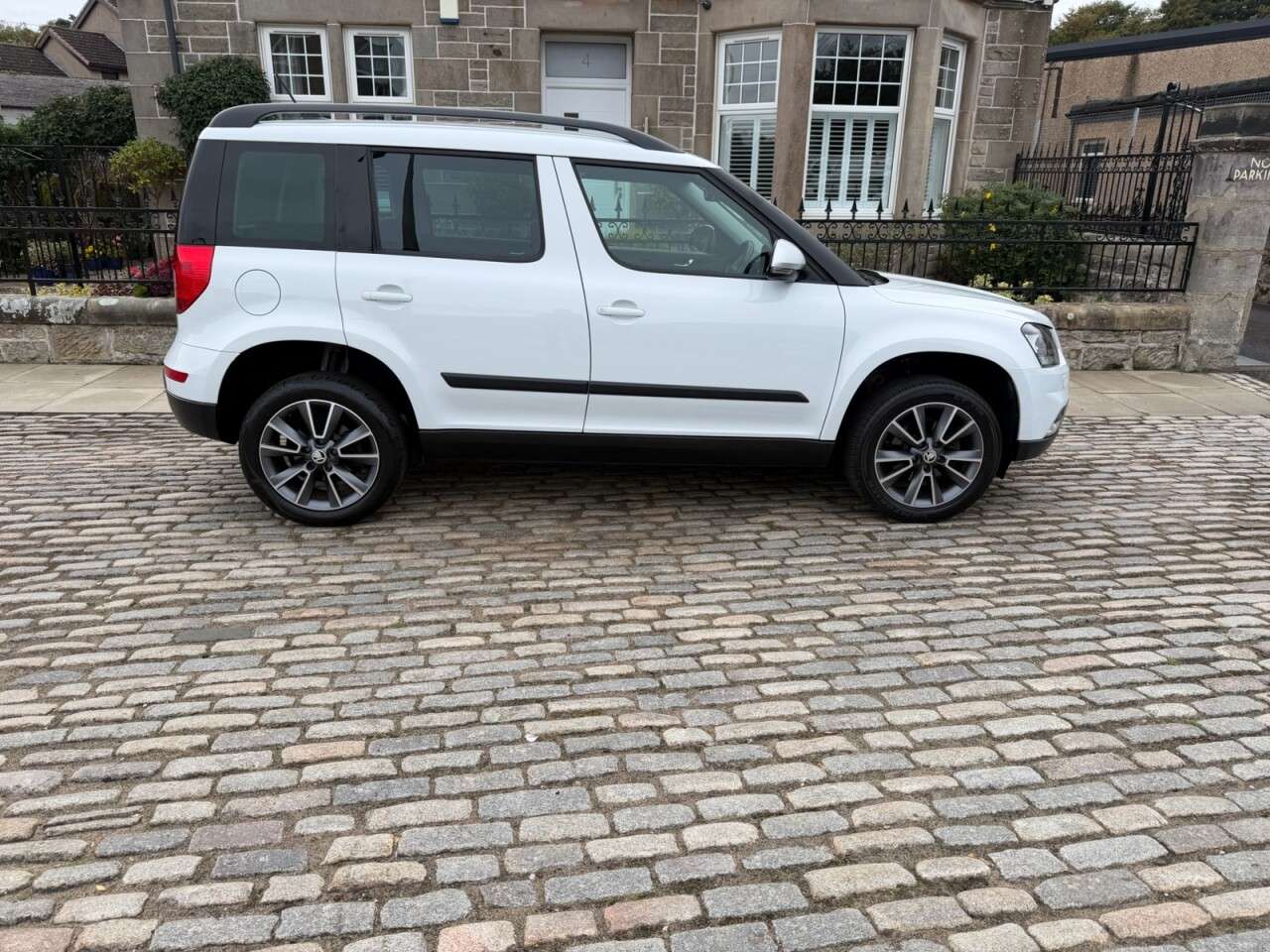 A 2017 SKODA YETI 2.0 TDI SE Drive Outdoor 5dr Diesel Manual 4WD Euro 6 (s/s) (150 ps) A 2017 SKODA YETI 2.0 TDI SE Drive Outdoor 5dr Diesel Manual 4WD Euro 6 (s/s) (150 ps)