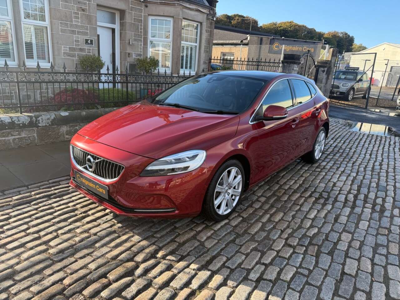 A 2017 VOLVO V40 2.0 D3 Inscription Hatchback 5dr Diesel Auto Euro 6 (s/s) (150 ps) A 2017 VOLVO V40 2.0 D3 Inscription Hatchback 5dr Diesel Auto Euro 6 (s/s) (150 ps)