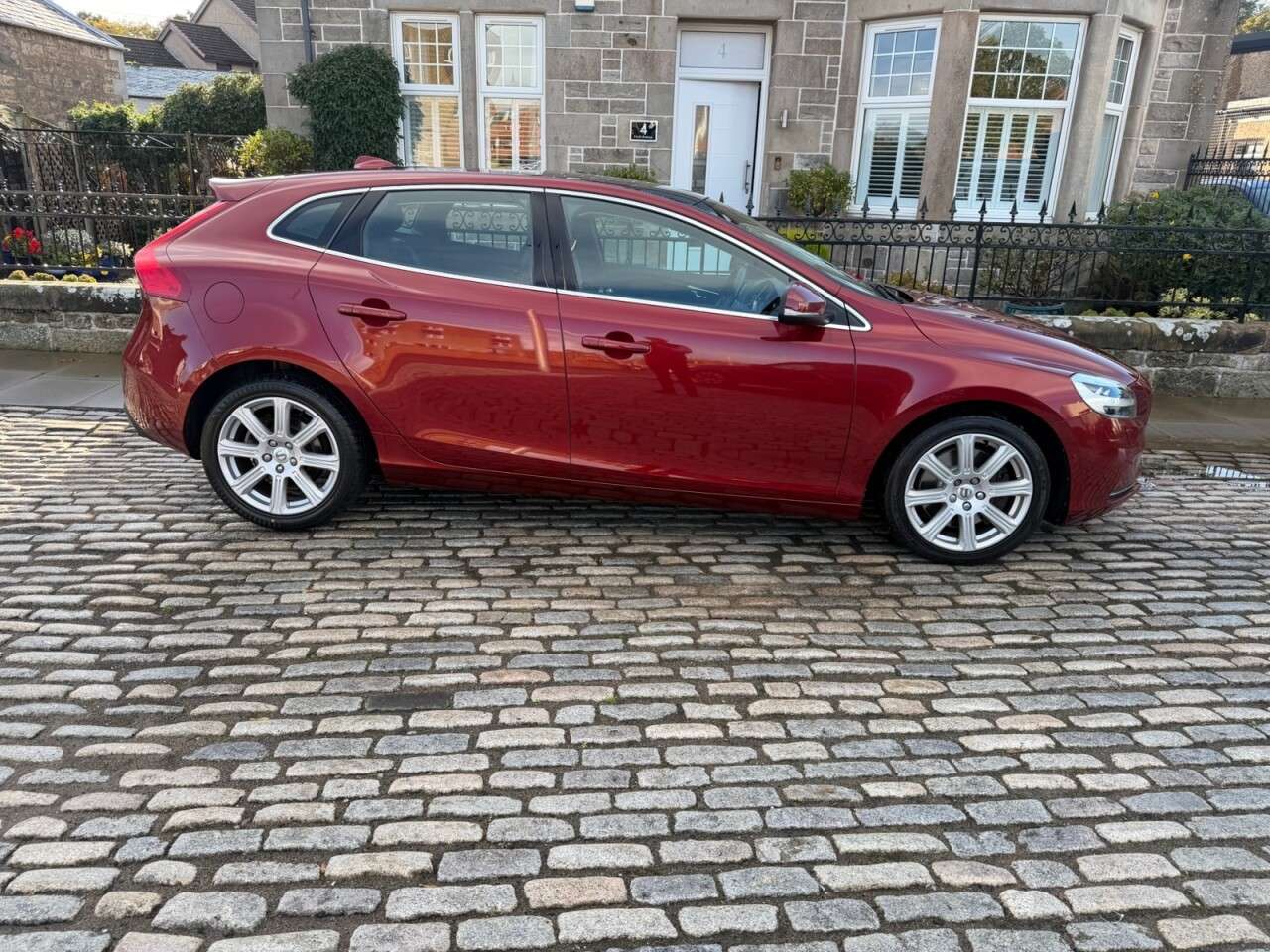 2017 VOLVO V40 2017 VOLVO V40