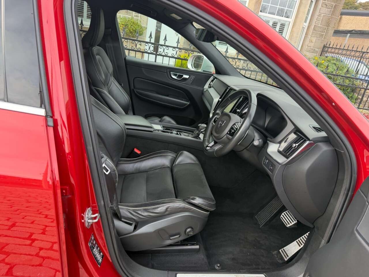 A 2019 VOLVO XC60 2.0 D4 R-Design SUV 5dr Diesel Auto AWD Euro 6 (s/s) (190 ps) A 2019 VOLVO XC60 2.0 D4 R-Design SUV 5dr Diesel Auto AWD Euro 6 (s/s) (190 ps)