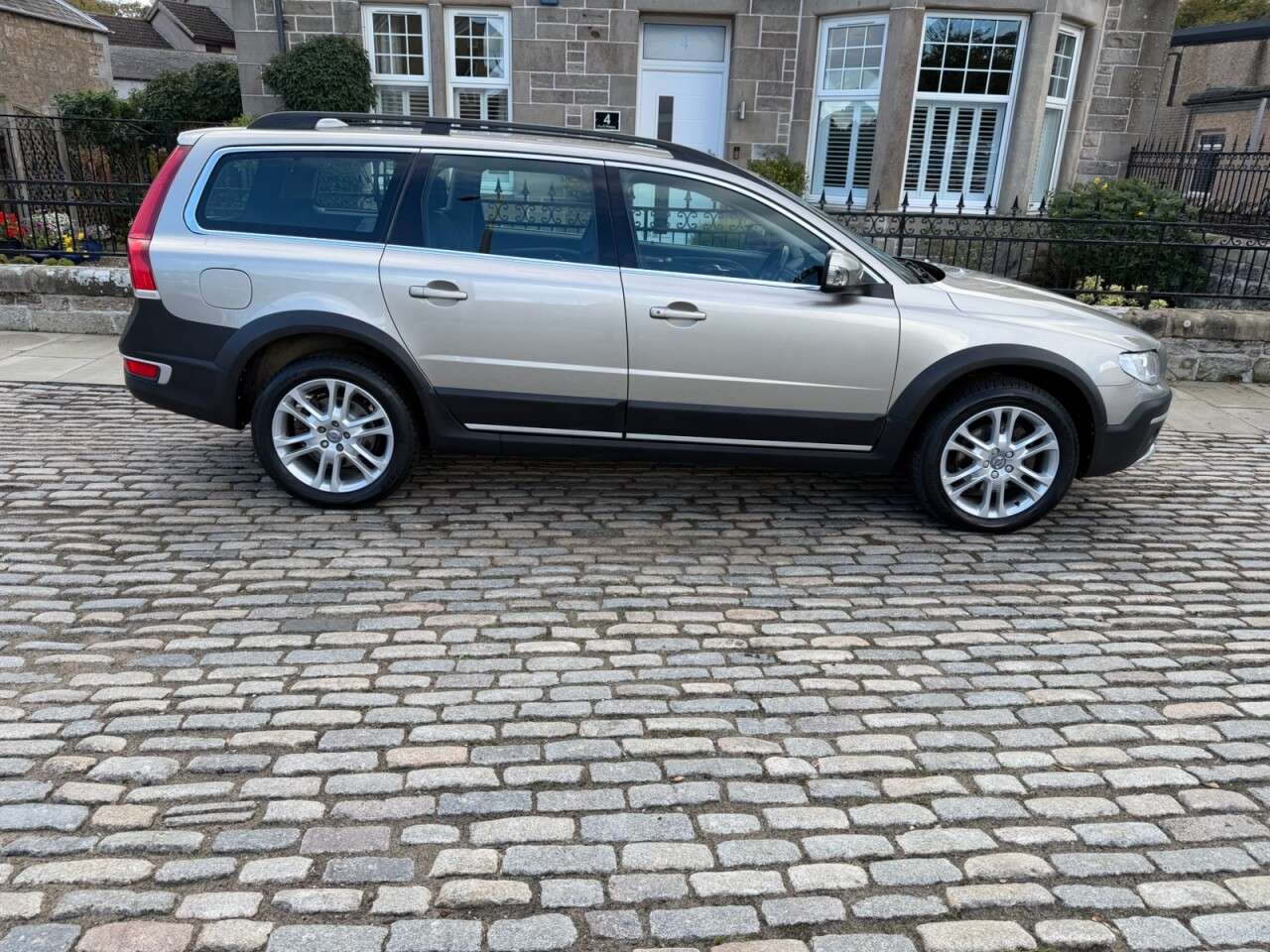 A 2015 VOLVO XC70 2.4 D5 SE Lux Estate 5dr Diesel Auto AWD Euro 6 (s/s) (220 ps) A 2015 VOLVO XC70 2.4 D5 SE Lux Estate 5dr Diesel Auto AWD Euro 6 (s/s) (220 ps)