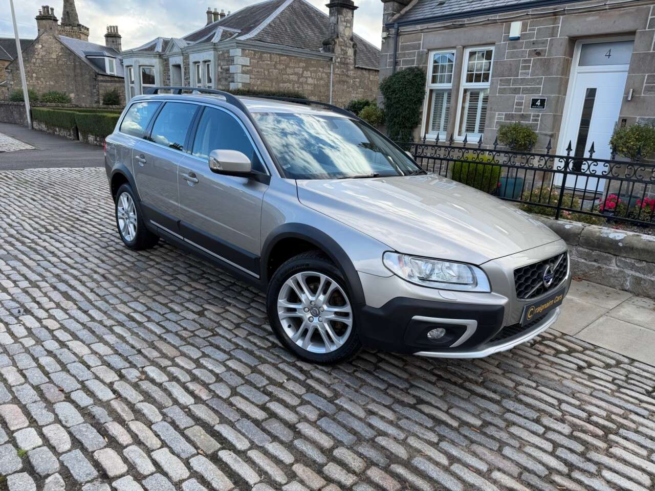 A 2015 VOLVO XC70 2.4 D5 SE Lux Estate 5dr Diesel Auto AWD Euro 6 (s/s) (220 ps) A 2015 VOLVO XC70 2.4 D5 SE Lux Estate 5dr Diesel Auto AWD Euro 6 (s/s) (220 ps)