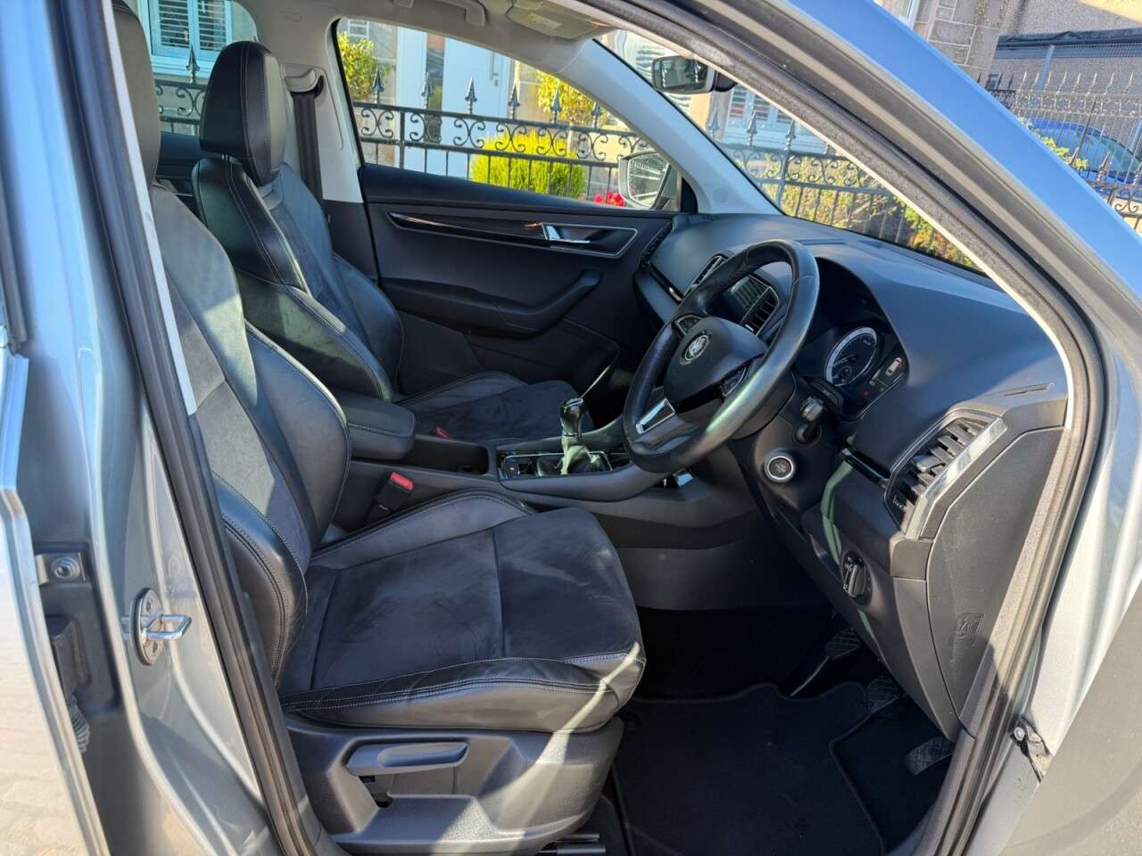 A 2018 SKODA KAROQ 1.5 TSI SE L SUV 5dr Petrol Manual Euro 6 (s/s) (150 ps) A 2018 SKODA KAROQ 1.5 TSI SE L SUV 5dr Petrol Manual Euro 6 (s/s) (150 ps)