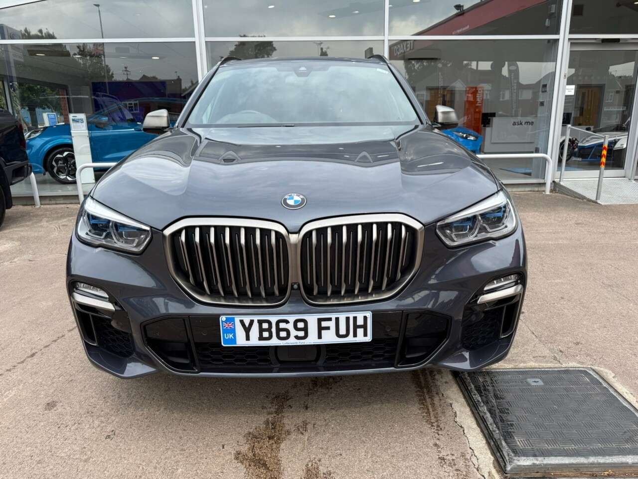 A 2019 BMW X5 4.4 M50i V8 SUV 5dr Petrol Auto xDrive Euro 6 (s/s) (530 ps) A 2019 BMW X5 4.4 M50i V8 SUV 5dr Petrol Auto xDrive Euro 6 (s/s) (530 ps)