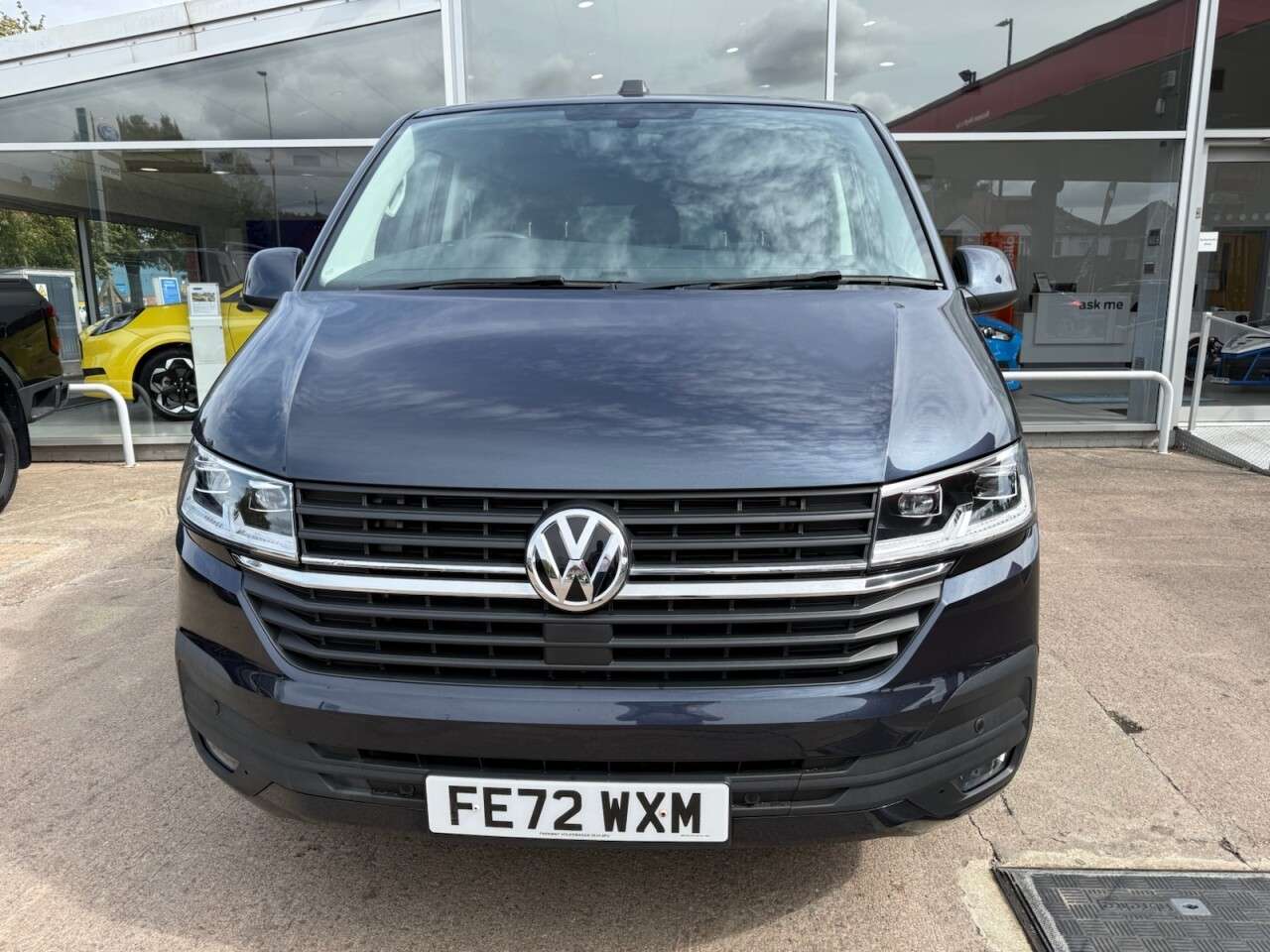 A 2022 VOLKSWAGEN TRANSPORTER 2.0 TDI T30 Highline Kombi Double Cab 5dr Diesel DSG FWD SWB Euro 6 (s/s) ( A 2022 VOLKSWAGEN TRANSPORTER 2.0 TDI T30 Highline Kombi Double Cab 5dr Diesel DSG FWD SWB Euro 6 (s/s) (
