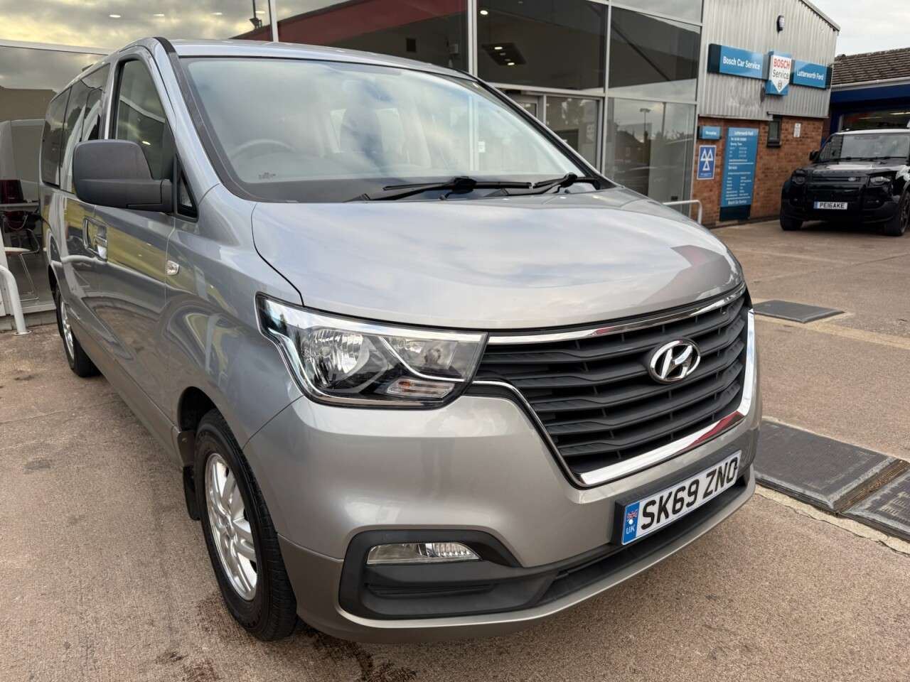 A 2019 HYUNDAI I800 2.5 CRDi SE Nav MPV 5dr Diesel Manual Euro 6 (136 ps) A 2019 HYUNDAI I800 2.5 CRDi SE Nav MPV 5dr Diesel Manual Euro 6 (136 ps)