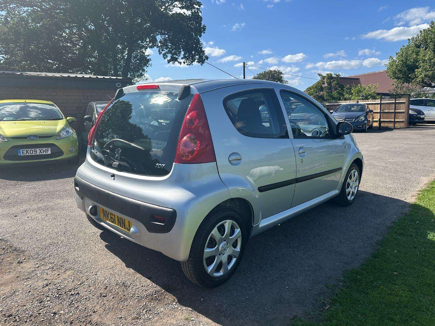 2011 PEUGEOT 107 2011 PEUGEOT 107
