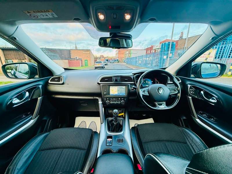 A 2016 RENAULT KADJAR SIGNATURE NAV TCE A 2016 RENAULT KADJAR SIGNATURE NAV TCE
