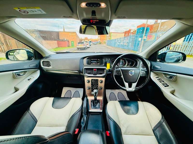 A 2014 VOLVO V40 D2 CROSS COUNTRY LUX A 2014 VOLVO V40 D2 CROSS COUNTRY LUX